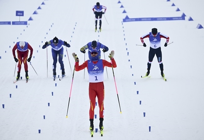2月8日，王強(qiáng)（中）慶祝奪冠。新華社記者 張龍攝