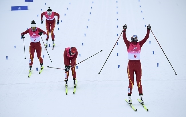 2月8日，李磊（右一）沖過終點(diǎn)后慶祝奪冠。新華社記者 張龍攝