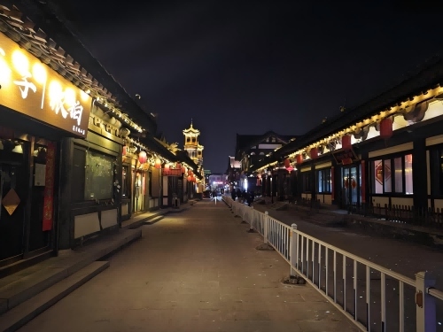 道歉公告發(fā)布后，夜晚10時(shí)的古城。人民網(wǎng)記者 黃鈺攝