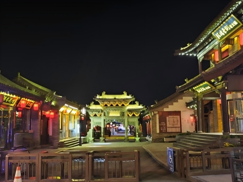 道歉公告發(fā)布后，凌晨5時(shí)的古城。人民網(wǎng)記者 黃鈺攝