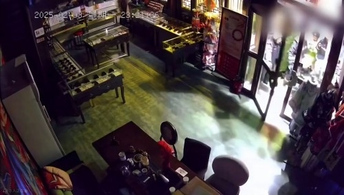 網(wǎng)傳“破門亮燈”畫面。網(wǎng)絡(luò)視頻截圖