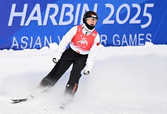 2月9日，徐夢桃在完成動作后慶祝。新華社記者 夏一方攝