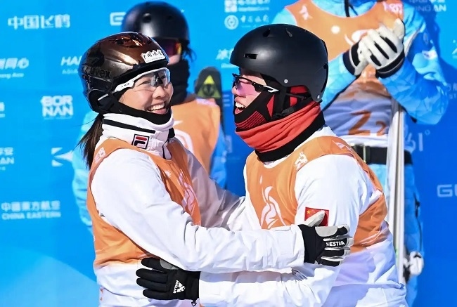 2月10日，中國(guó)隊(duì)選手李心鵬（前右）與徐夢(mèng)桃慶祝。新華社記者 楊晨光攝