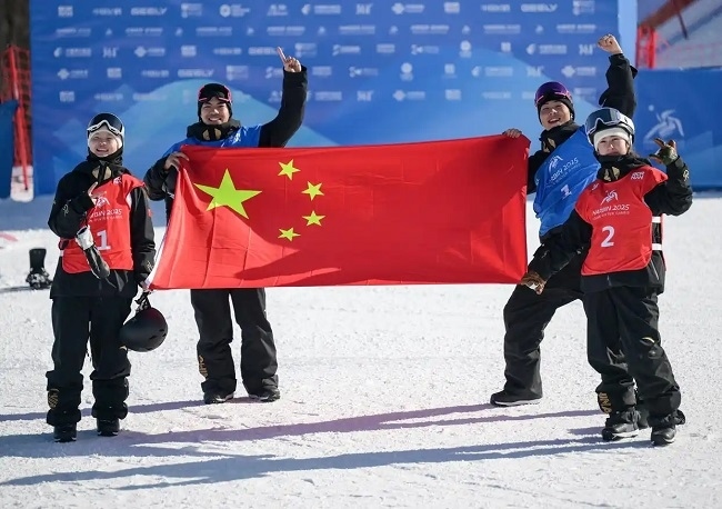 2月10日，中國隊選手張小楠、楊文龍、姜鑫杰與熊詩芮（從左至右）在比賽后慶祝。新華社記者 楊青攝