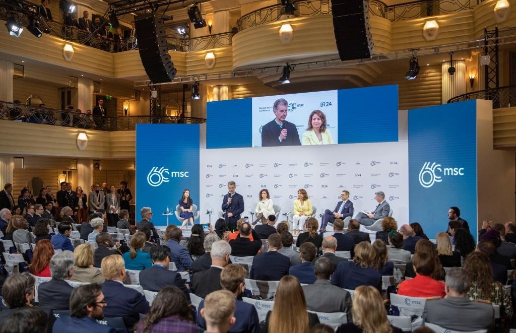 2024年2月18日，慕安會主席克里斯托夫·霍伊斯根（中左二）在德國慕尼黑舉行的第60屆慕尼黑安全會議上發(fā)表閉幕致辭。新華社記者 張帆 攝