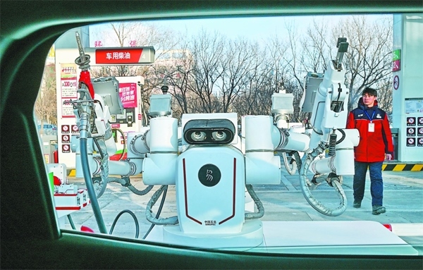 智能加油機器人在加能站工作。受訪者供圖