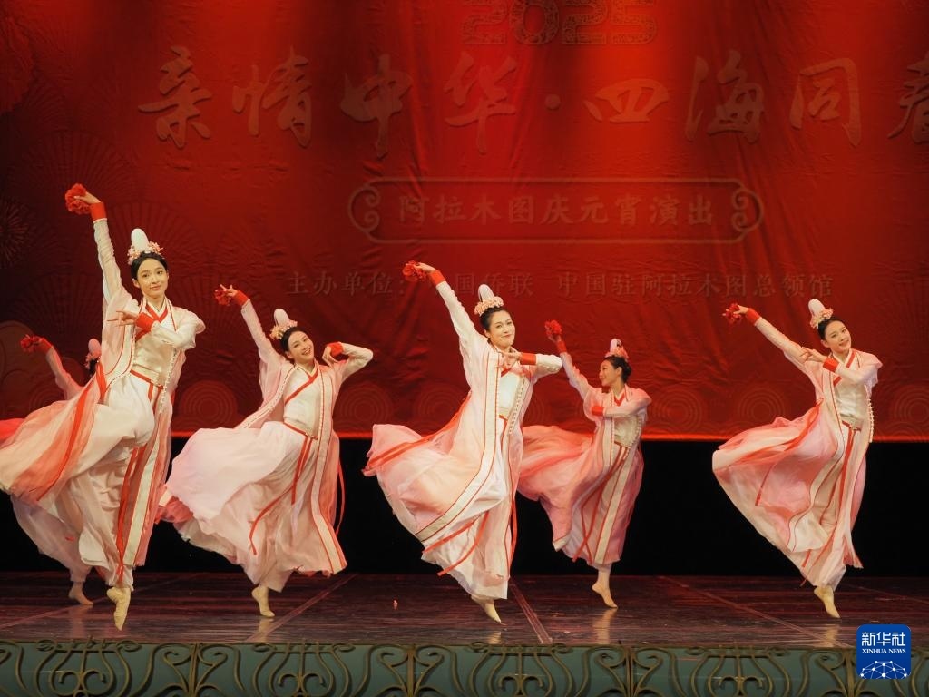 2月11日，在哈薩克斯坦阿拉木圖的阿拜國家歌劇和芭蕾舞劇院，中國演員表演舞蹈《元日霓裳》。新華社記者 趙宇 攝