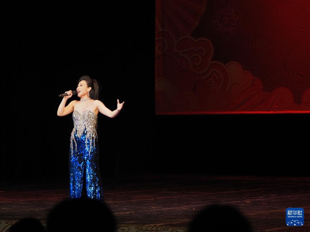 2月11日，歌手在哈薩克斯坦阿拉木圖的阿拜國家歌劇和芭蕾舞劇院演唱歌曲。新華社記者 趙宇 攝