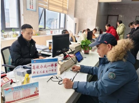 市民在 “高效辦成一件事” 窗口辦理業(yè)務(wù)。彭雪松攝