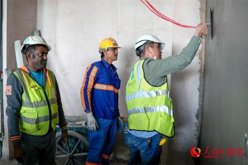 抹灰。人民網塔里克·易卜拉欣攝