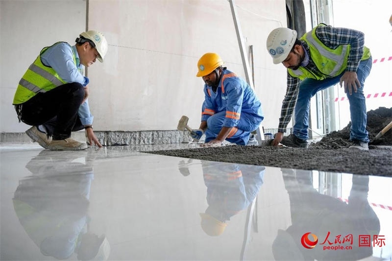 鋪地磚。人民網塔里克·易卜拉欣攝