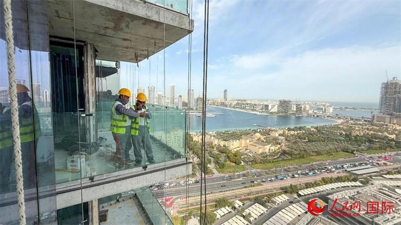 工人正在高層作業(yè)。人民網塔里克·易卜拉欣攝