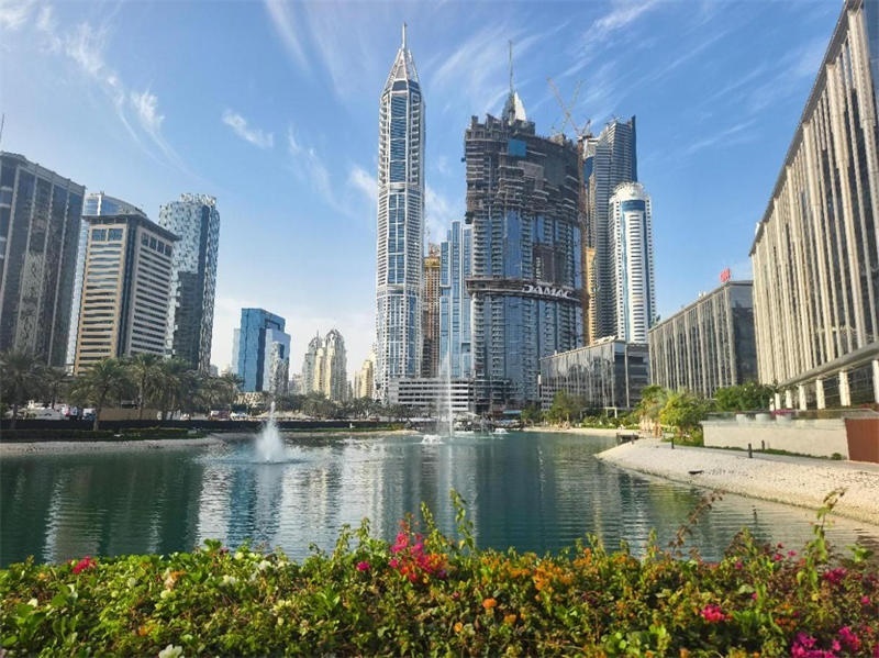 正在建設中的卡瓦利卡薩高層住宅項目（圖中有腳手架建筑）。 中建中東供圖 