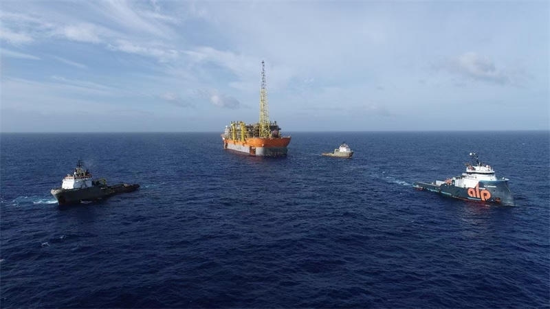 布濟(jì)烏斯七期項(xiàng)目浮式生產(chǎn)儲卸油裝置抵達(dá)油田區(qū)域。巴西國家石油公司供圖