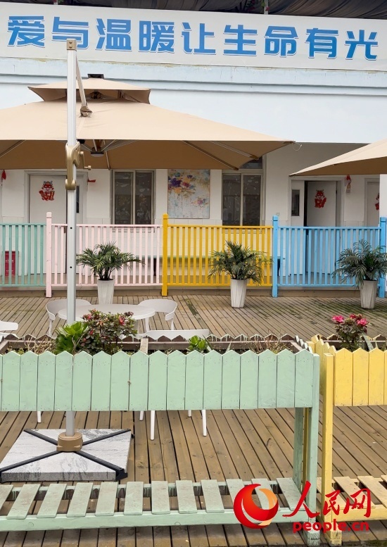 為讓“老小孩”住著開心，南泉鎮(zhèn)衛(wèi)生院設計成幼兒園風格。人民網(wǎng) 陳葉欣攝