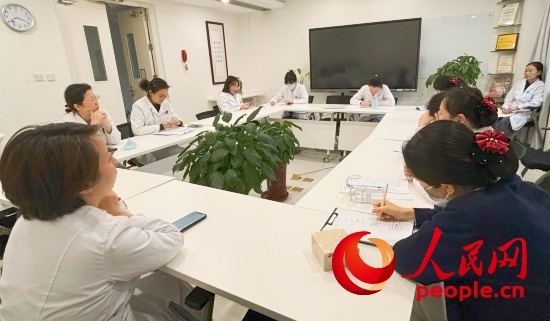 交班會上，海淀醫(yī)院安寧療護團隊討論患者和家屬需求。人民網(wǎng)記者 金慧慧攝
