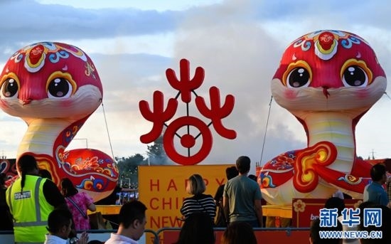 圖為游客在2025年奧克蘭元宵燈節(jié)游覽。（圖片由奧克蘭中國(guó)文化中心提供）