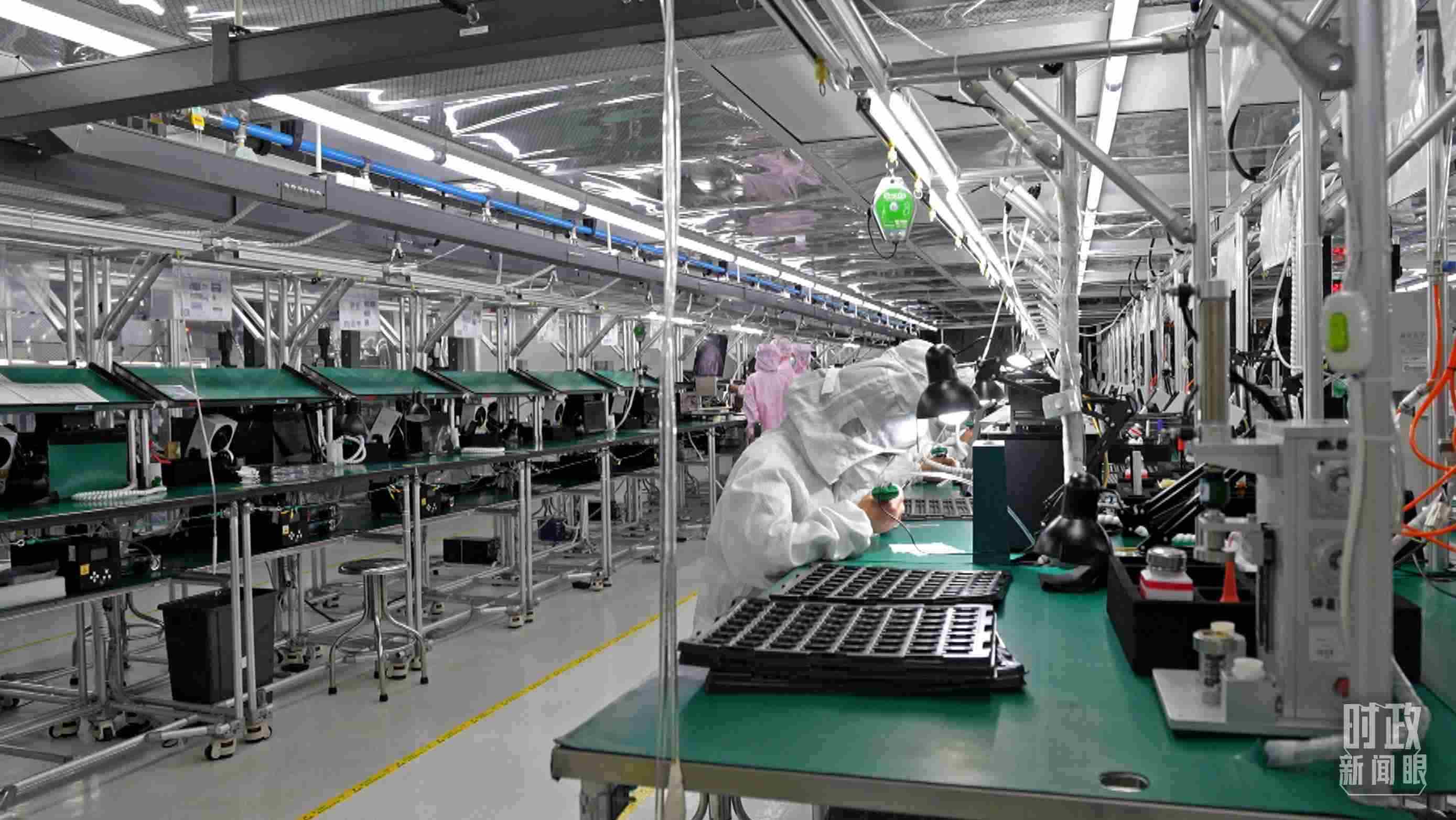 △四川省宜賓市極米光電有限公司的無塵車間光機組裝線。（總臺央視記者范學禹拍攝）