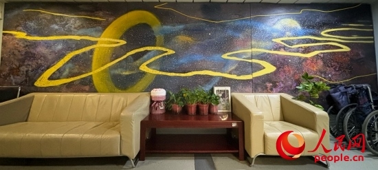 清華長(zhǎng)庚醫(yī)院掛著一幅名為“生命長(zhǎng)河”的畫，家屬將離世親人的名字寫在上面。人民網(wǎng) 陳葉欣攝