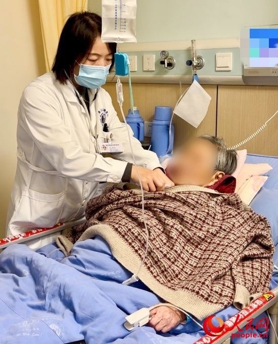 廖澤燕為張婆婆聽診。人民網(wǎng)記者 金慧慧攝