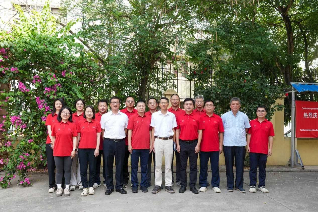 李強(qiáng)華與醫(yī)療隊(duì)合影。中國援桑醫(yī)療隊(duì)供圖