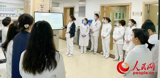 華西第四醫(yī)院姑息醫(yī)學(xué)科交班會上，護士介紹患者情況。人民網(wǎng)記者 金慧慧攝