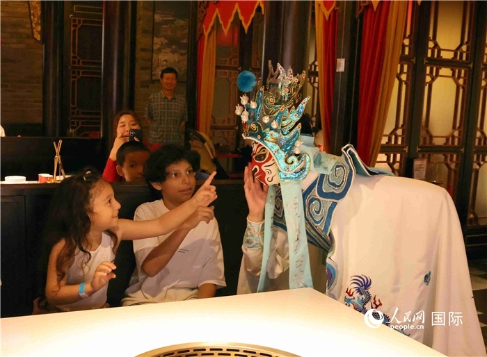 迪拜火鍋店里的川劇變臉表演。 人民網(wǎng)記者 管克江攝