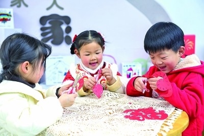 圖為孩子們?cè)诶蠋熤笇?dǎo)下制作蛇年主題剪紙。 新華社記者 徐昱攝