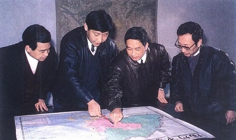 1991年12月，習(xí)近平與同事討論福州市戰(zhàn)略規(guī)劃設(shè)想。（圖源：《習(xí)近平在福州》）