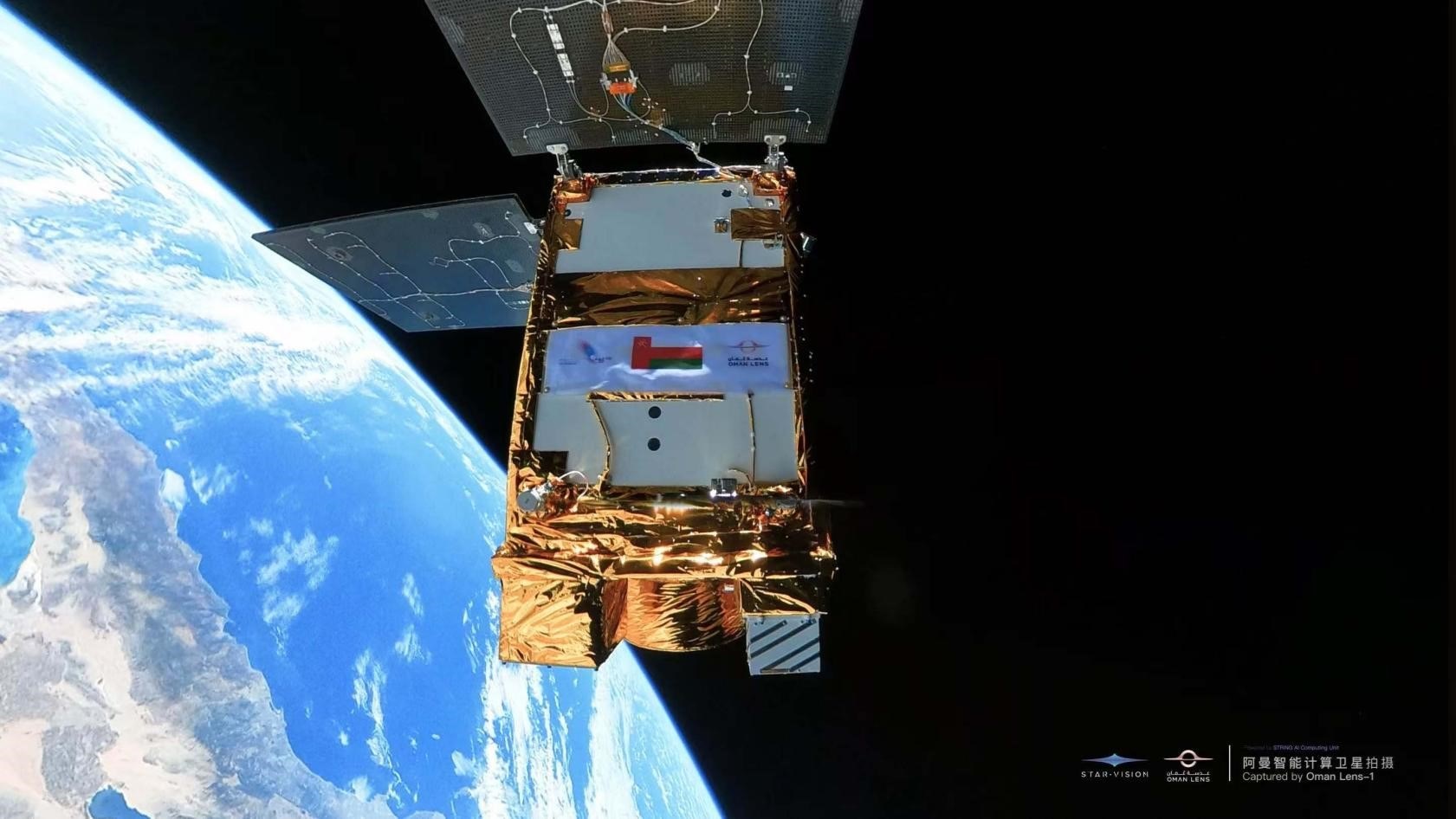 阿曼智能遙感衛(wèi)星一號(hào)近日在太空中自拍。阿曼蘭斯航天公司供圖