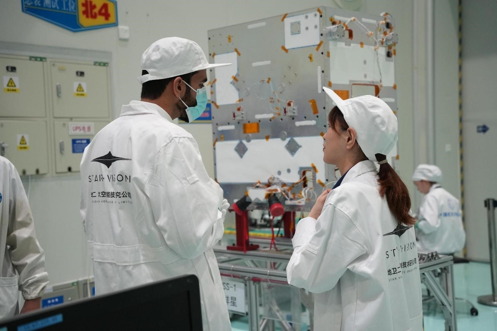 阿曼技術(shù)人員在中國(guó)接受培訓(xùn)。阿曼蘭斯航天公司供圖