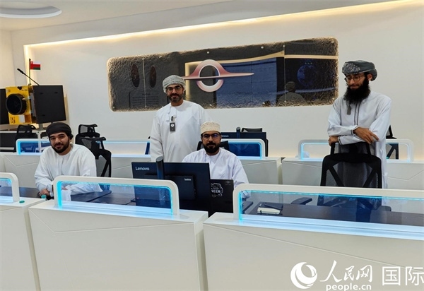 阿曼蘭斯航天公司員工在工作中。人民網(wǎng) 海瑟姆·穆扎恩攝