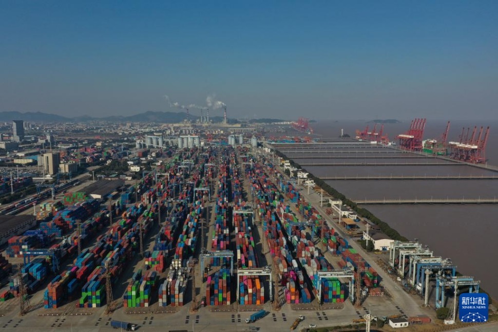  1月24日拍攝的寧波舟山港北侖港區(qū)集裝箱碼頭。 新華社記者 黃宗治 攝