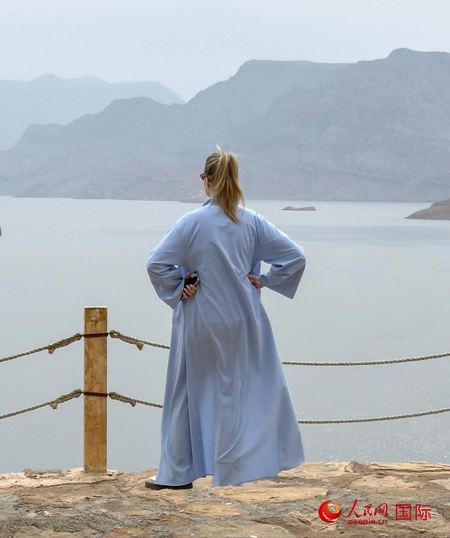 圖為一名游客正在俯瞰阿拉伯灣。人民網(wǎng) 塔里克·易卜拉欣攝