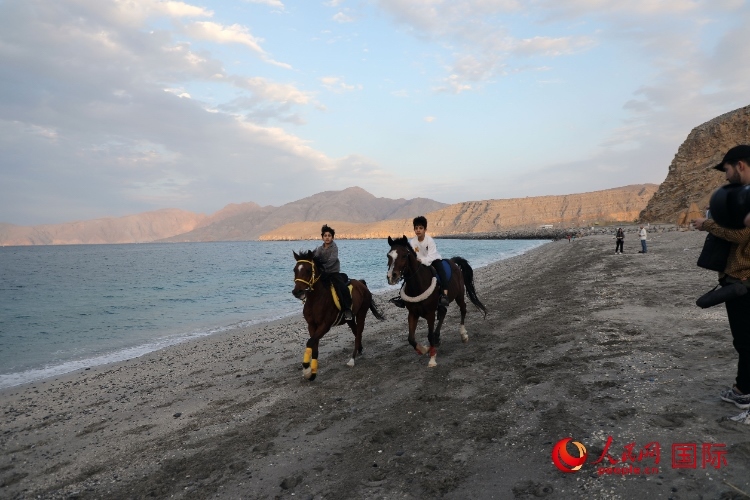 圖為游客在穆桑代姆一處海灘公園休閑玩耍。人民網(wǎng)記者 沈小曉攝