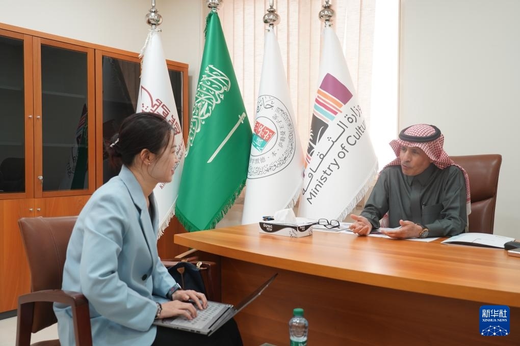 2月19日，“穆罕默德·本·薩勒曼王子沙特-中國(guó)文化合作獎(jiǎng)”（簡(jiǎn)稱(chēng)“穆罕默德·本·薩勒曼王子獎(jiǎng)”）秘書(shū)長(zhǎng)阿卜杜勒·穆赫辛·阿基利（右）在沙特首都利雅得接受新華社記者專(zhuān)訪。新華社記者 尹炣 攝