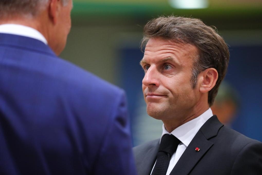 2023年6月29日，在比利時布魯塞爾，法國總統(tǒng)馬克龍（右）準備出席歐盟峰會。新華社記者鄭煥松攝