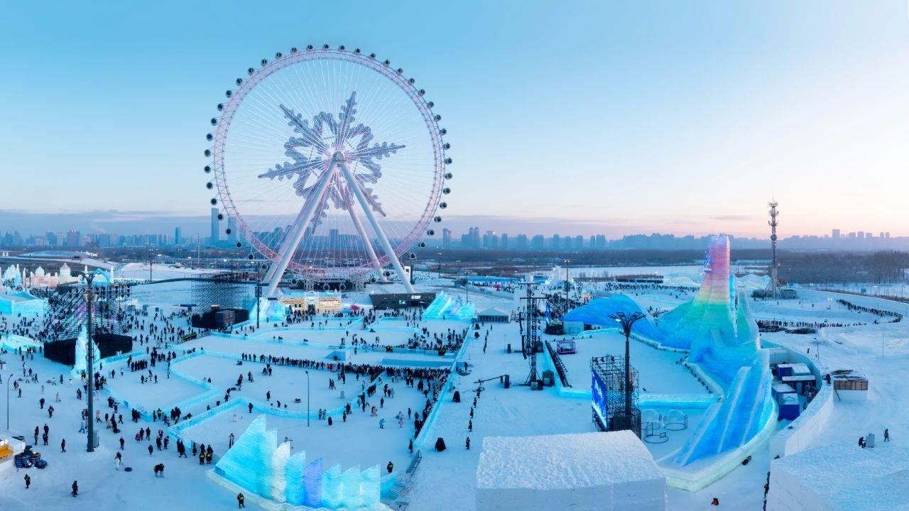 △哈爾濱冰雪大世界吸引游客前來打卡。