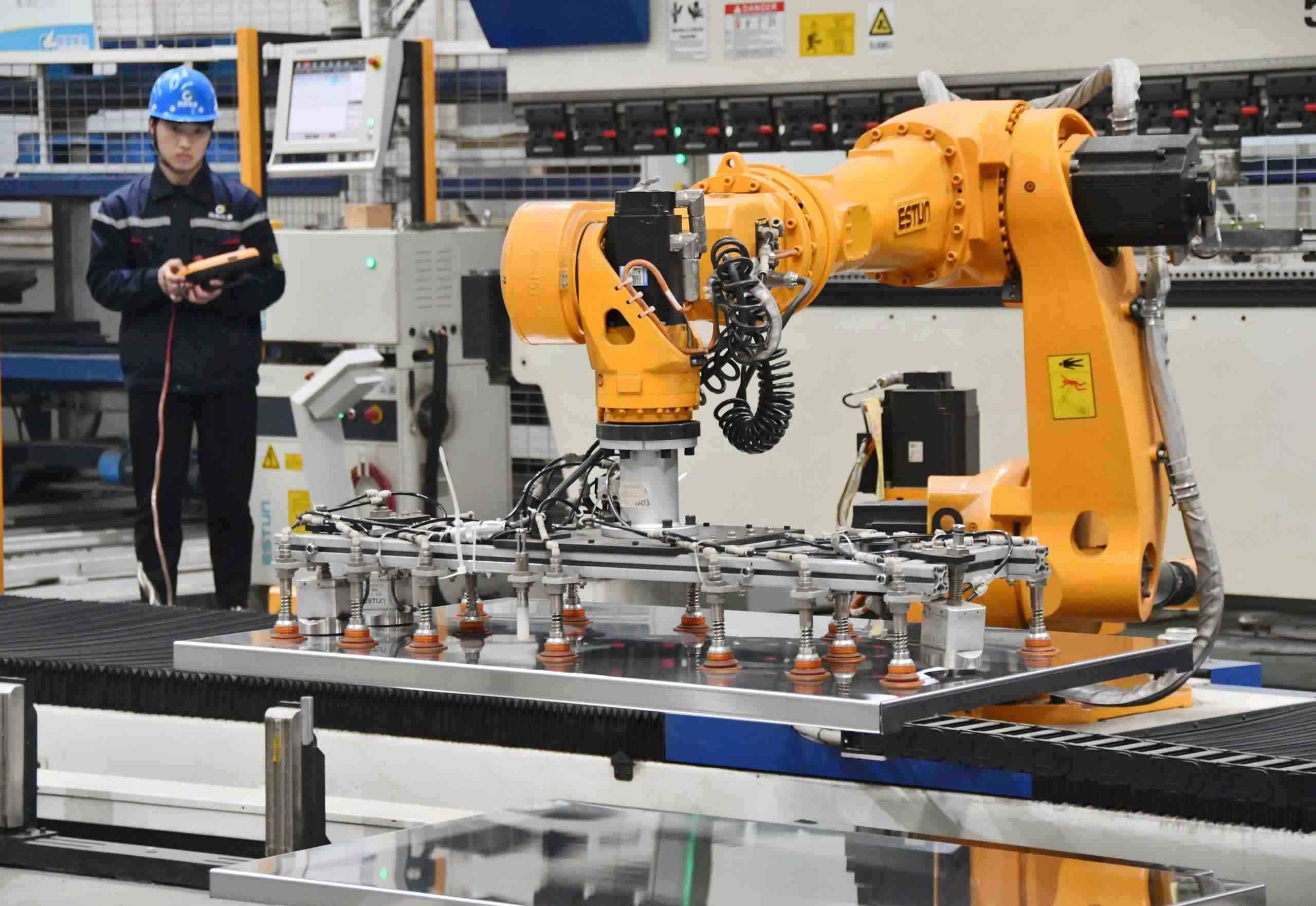 △2025年2月21日，河北邯鄲永年區(qū)工業(yè)園區(qū)的一家企業(yè)，工人正在操控工業(yè)機器人作業(yè)。