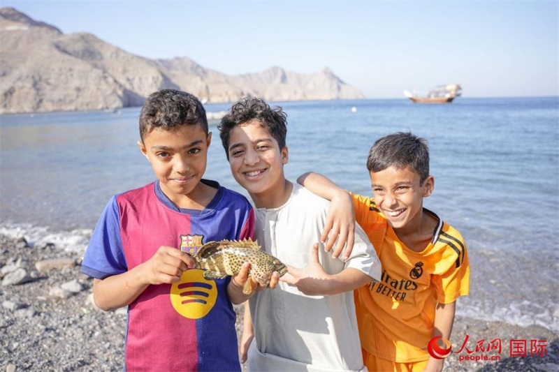 在海邊玩耍的孩子們。人民網(wǎng) 塔里克·易卜拉欣攝