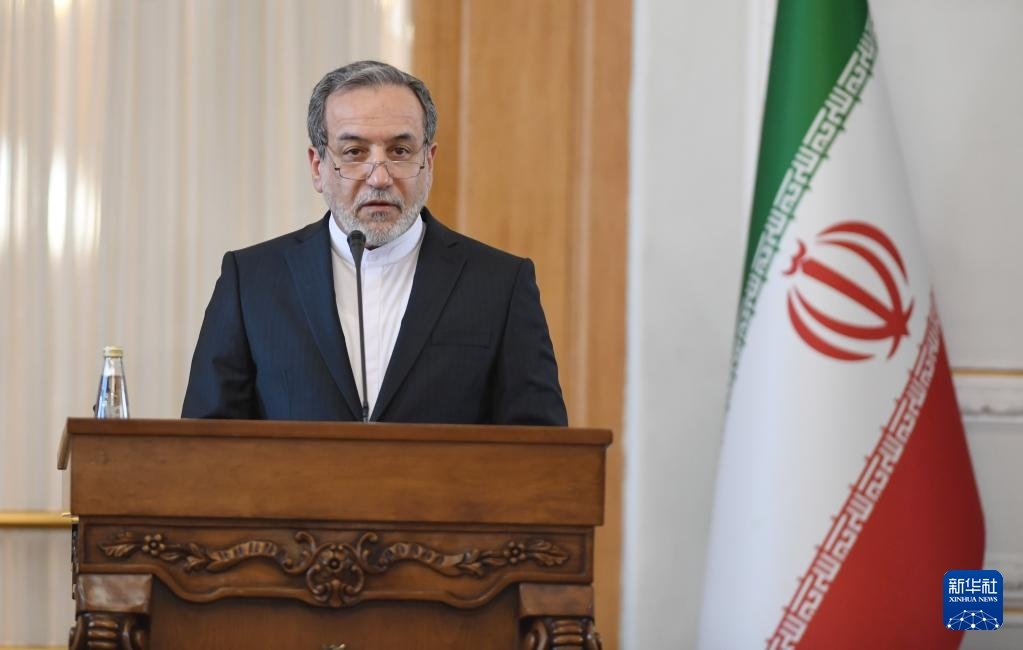 2月25日，在伊朗德黑蘭，伊朗外交部長阿拉格齊出席聯(lián)合新聞發(fā)布會。新華社記者 沙達(dá)提 攝