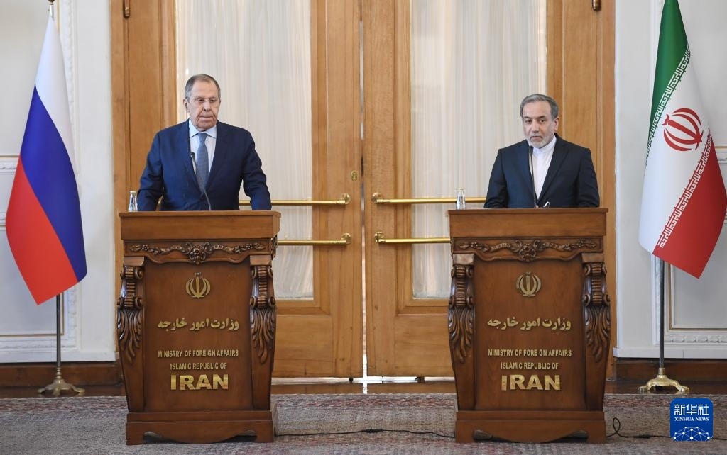 2月25日，在伊朗德黑蘭，伊朗外交部長阿拉格齊（右）與俄羅斯外長拉夫羅夫出席聯(lián)合新聞發(fā)布會。新華社記者 沙達(dá)提 攝