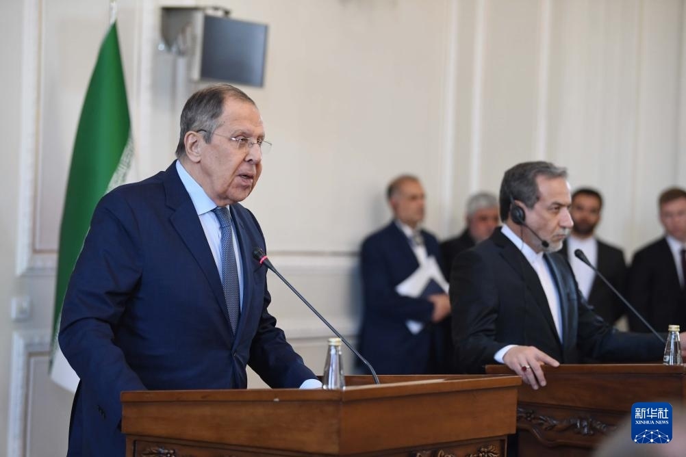 2月25日，在伊朗德黑蘭，俄羅斯外長拉夫羅夫（左）與伊朗外交部長阿拉格齊出席聯(lián)合新聞發(fā)布會。新華社記者 沙達(dá)提 攝