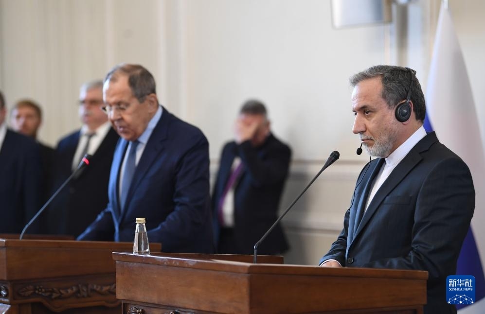 2月25日，在伊朗德黑蘭，伊朗外交部長阿拉格齊（右）與俄羅斯外長拉夫羅夫出席聯(lián)合新聞發(fā)布會。新華社記者 沙達(dá)提 攝