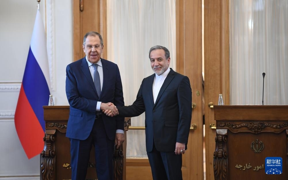 2月25日，在伊朗德黑蘭，伊朗外交部長阿拉格齊（右）與俄羅斯外長拉夫羅夫出席聯(lián)合新聞發(fā)布會。新華社記者 沙達(dá)提 攝