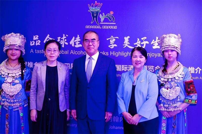 潘慶江總領(lǐng)事與王洪波秘書長合影。（南非貴州商會供圖）