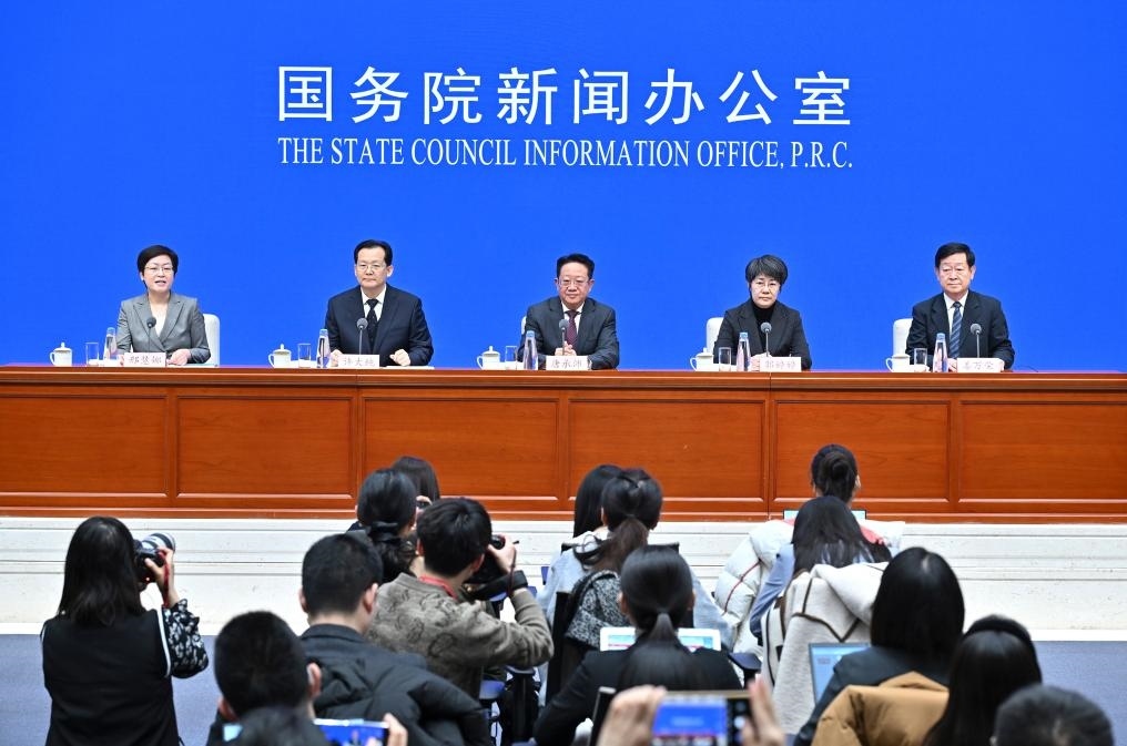 2月28日，國(guó)務(wù)院新聞辦公室在北京舉行國(guó)務(wù)院政策例行吹風(fēng)會(huì)，民政部副部長(zhǎng)唐承沛、財(cái)政部副部長(zhǎng)郭婷婷、自然資源部副部長(zhǎng)許大純、住房城鄉(xiāng)建設(shè)部副部長(zhǎng)姜萬榮和國(guó)務(wù)院新聞辦公室新聞發(fā)言人介紹2024年國(guó)務(wù)院部門辦理全國(guó)人大代表建議和全國(guó)政協(xié)提案工作有關(guān)情況，并答記者問。新華社記者 李鑫 攝