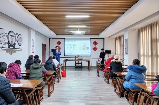 實踐支隊隊員在涇河村進(jìn)行反詐宣講。學(xué)校供圖