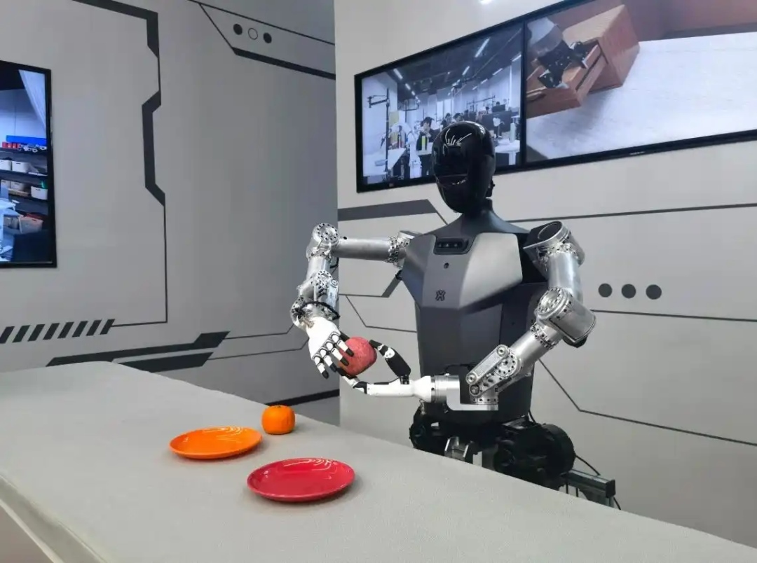 △2025年2月24日，北京“機(jī)器人大世界”展出的機(jī)器人正在完成日常家務(wù)。