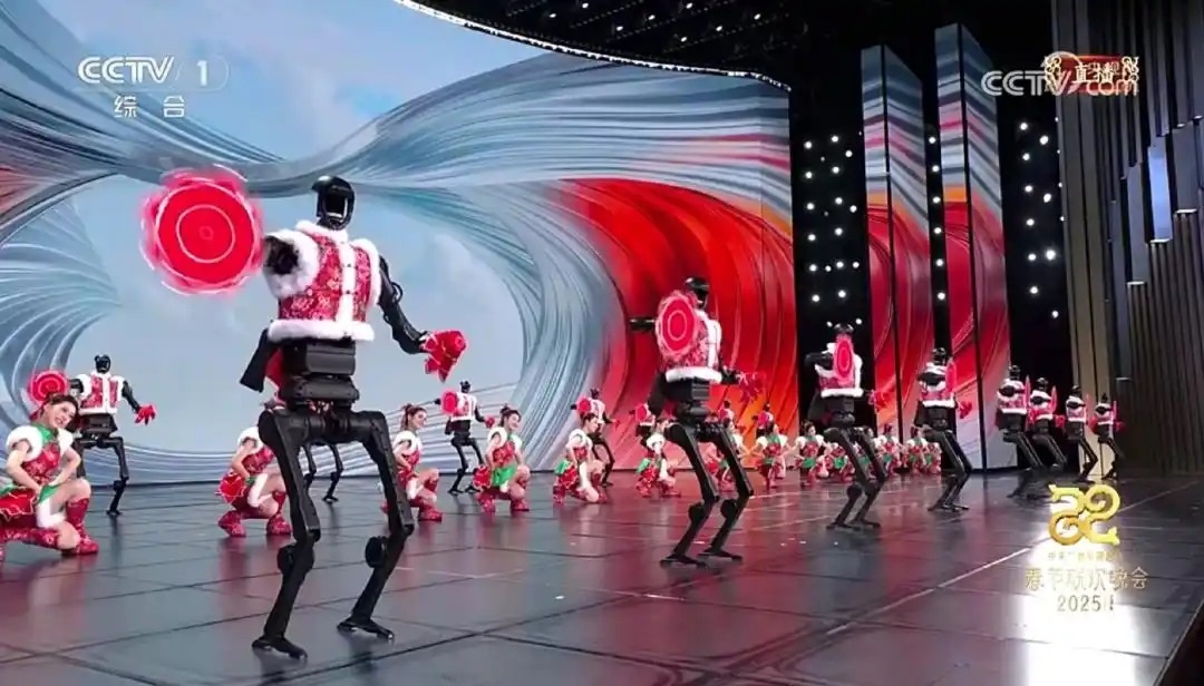 △今年春晚，宇樹科技人形機(jī)器人身穿東北特色的花棉襖扭秧歌，呈現(xiàn)出全新視覺效果。